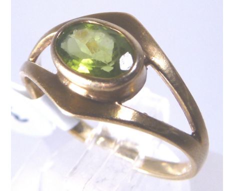 9 CT PERIDOT RING. 9 ct gold peridot solitaire ring, size L/M