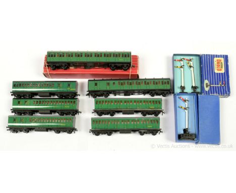 Hornby Dublo 2-rail SR green Rolling Stock and Accessories comprising 4081 Superdetail SR green 2nd Class Suburban Coach, min