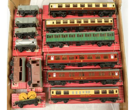 Hornby Dublo 2-rail Superdetail Rolling Stock comprising 4083 SR green Suburban Coach 4060 brown and cream 1st Class Open Cor