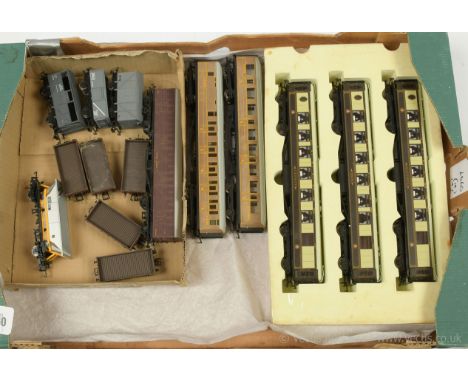 OO Gauge unboxed Rolling Stock comprising Hornby (China) 3 x superdetail brown and cream Pullman Cars with lights (Minerva, I