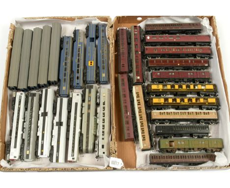 Triang / Graham Farish and other Commercial manufacturers group of British, American and Canadian Outline OO Gauge Coaches co