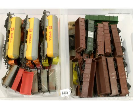 Lima O Gauge Continental Outline of Goods Rolling Stock consisting of Bogie Shell Tankers x 3, Lima Open Wagons x 4, Banana x