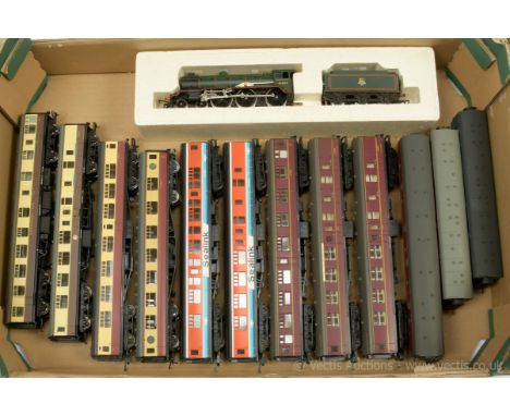 OO Gauge Loco and Rolling Stock comprising Hornby Railways 4-6-0 BR green B17 Footballer Class No.61656 "Leeds United" in ori