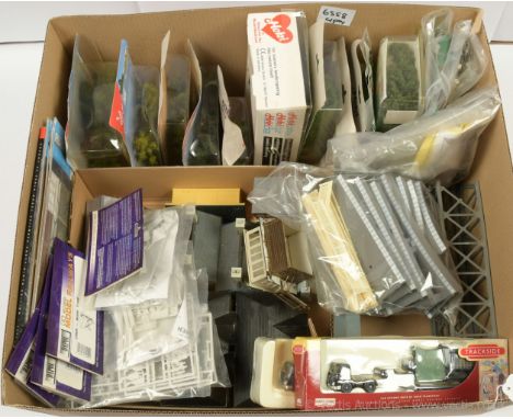 OO Gauge Building Kits, Scenery items, Platform Sections and various other Buildings to include Dapol C002 Railway Workmen, C
