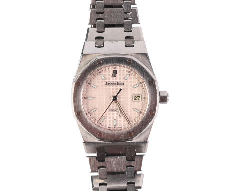 An Audemars Piguet Royal Oak gentleman's wristwatch, serial no. 2140, the honeycomb dial with centre seconds and date apertur