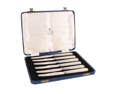 A cased set of Garrard & Co. silver pearl handled butter knives, Sheffield 1960.