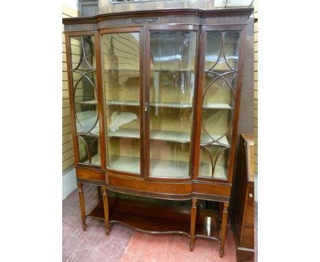 AN EXCELLENT CIRCA 1900 MAHOGANY DISPLAY CABINET, the inverted cornice and reeded and swag decorated frieze over bowed centre