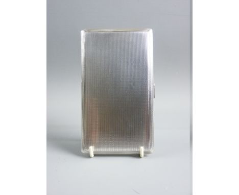 A FULL SIZE OBLONG ENGINE TURNED GENT'S SILVER CIGARETTE CASE, 7.9 troy ozs, Birmingham 1951