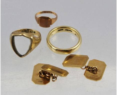 A MIXED LOT, comprising a 9ct. gold barrel pattern wedding ring, size P, a 9ct. shield shape tablet signet ring, a pair of ch