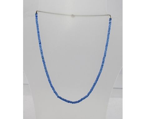 AN EARLY 20TH CENTURY CEYLON SAPPHIRE NECKLET, comprising multiple faceted stones in cornflower blue with gold coloured metal