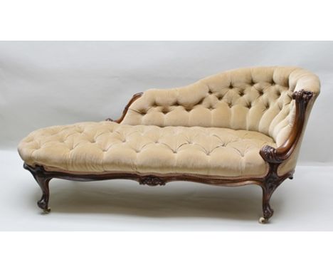 A LATE VICTORIAN MAHOGANY SHOW-WOOD FRAMED CHAISE LONGUE, decoratively carved scrolling detail, shaped single end button back