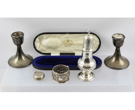 CHARLES STUART HARRIS A GEORGIAN DESIGN SILVER PEPPER POT, with flame finial and fluted body, on raised circular foot, London