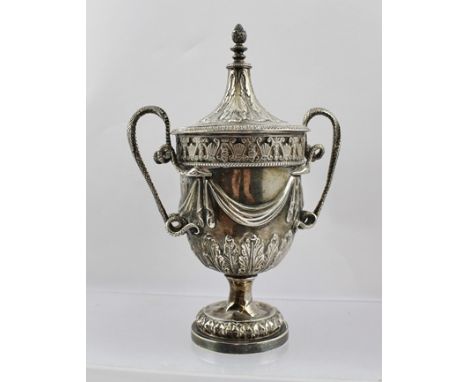 DANIEL & JOHN WELBY A NEO CLASSICAL SILVER TROPHY CUP, having embossed swags to the body above acanthus leaf tongues with ent