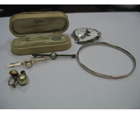 A Diamond Set Arrow Pin, set with rose cut stones stamped "18ct"; together with a bar brooch, indistinctly stamped "375", mar