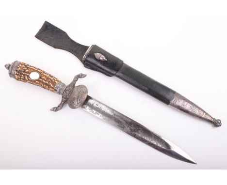 THIRD REICH DELUXE PATTERN HUNTING CUTLASS, scarcer short pattern, the double engraved blade shows a boar getting taken down 