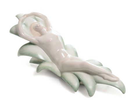 Giovanni Grande (1887-1937) - Lenci - Torino, Nuda su fiore Terraglia a colaggio e decorata in policromia. Sotto la base: Len