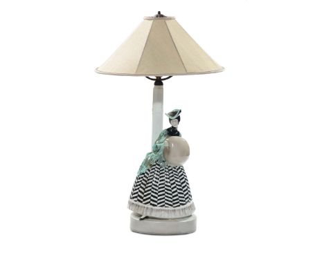 Josef Lorenzl - Goldscheider - Vienna, Lampada da tavolo con signora in abiti ottocenteschi Ceramica modellata a colaggio dip