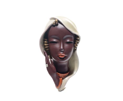 Goldscheider - Vienna, Placca da parete Raffigurante ragazza negra. Terracotta maiolicata modellata a colaggio. Sul retro mar