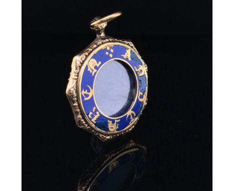 AN EARLY 20th C. 9ct GOLD AND ENAMEL HINGED LOCKET FOB, WITH A FLORAL ENGRAVED BACK PLATE. DIAMETER 2.5cms, MAX DROP 3.5cms, 