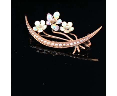 AN EDWARDIAN 9ct GOLD SEED PEARL AND ENAMEL CRESCENT BROOCH ADORNED WITH A SPRAY OF FLOWERS WITH ENAMEL PETALS. MEASURMENTS 4