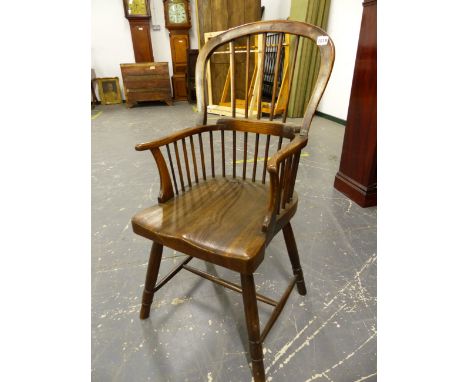 AN ANTIQUE WINDSOR CHAIR WITH FIVE STICK BACK, SADDLE SEAT AND RING TURNED LEGS.