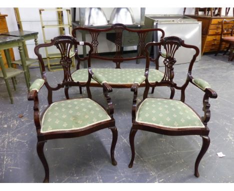 AN EDWARDIAN MAHOGANY SALON SETTEE AND MATCHING ARMCHAIRS. SOFA W 120 X SEAT HEIGHT 40cms. 