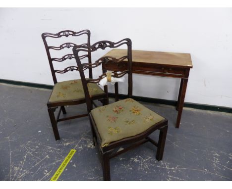 A GEORGE III MAHOGANY SIDE TABLE TOGETHER WITH A PAIR OF ANTIQUE PIERCED LADDER BACK DINING CHAIRS. 