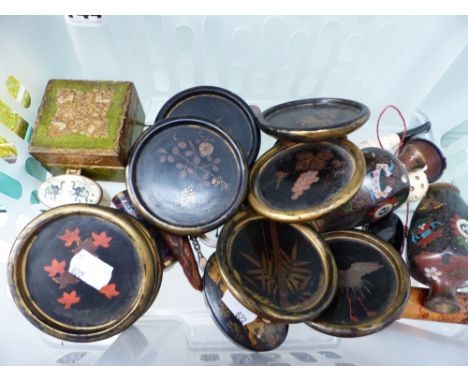 A PAIR OF SMALL CLOISIONNE VASES, A LACQUERED SNUFF BOX, CHEROOT HOLDER ETC. 