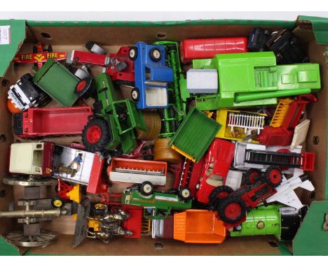 A tray containing a collection of mixed diecasts to include various Britains Land Rovers, a Matchbox Iveco Truck, and others