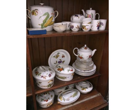 Approx. 60 pieces of Royal worcester Evesham oven to table ware 