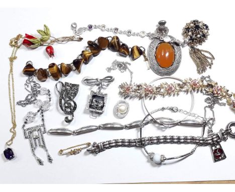 Assorted vintage costume jewellery including a tumbled quartz tiger's eye bracelet, an amethyst pendant, a Punch &amp; Judy b