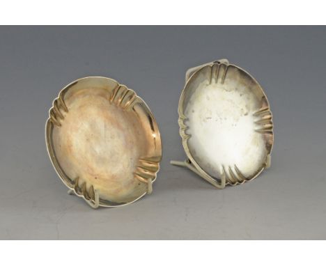 Pair of George V silver ashtrays, on round feet, by Asprey & Co. Ltd., London, 1934, 6.2oz, 193g,.    Light wear and tear.Lig