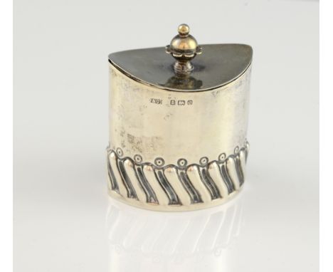 Edward VII silver tea caddy, with finial top and partly fluted body, by Edward Durban & Co, Birmingham 1904, 8 cm high, 2.5 o