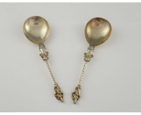 Pair of Victorian silver apostle spoons, by William Hutton & Sons, London 1895, 17.5 cm long, 2.9 oz., 91 g. (2).    