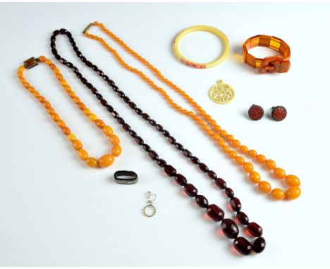 Amber and early plastic jewellery, graduated amber necklace, with quartz set clasp in white metal stamped 935, measuring 47 c
