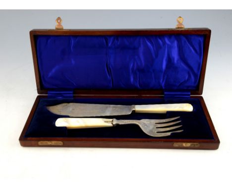 Set of George V silver and mother of pearl handled fish servers, by Harrison Brothers & Howson, Sheffield, 1926, in fitted ma