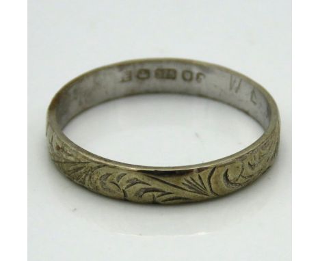 A 9ct white gold band with chased decor, 1.9g, size R/S