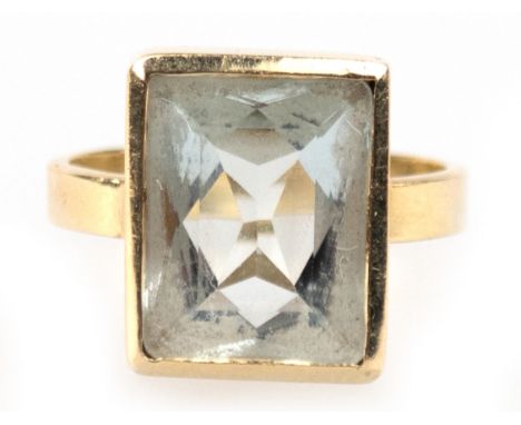 Ring, 750er GG, besetzt mit rechteckig facettiertem Aquamarin in Zargenfassung, Ringkopf 1,4x1,2 cm, RG 53