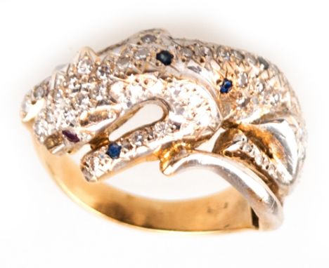 Leoparden- Ring, 14 kt. GG/WG, ges. 9,5 g., Schauseite in Form eines halbplastischen Leoparden, besetzt mit Diamanten, Saphir