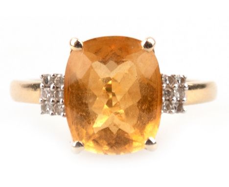 Citrin-Brillant-Ring, 585er GG, besetzt mit einem prächtigem Citrin in Krappenfassung, flankiert von je 6 2-reihig gefaßten B