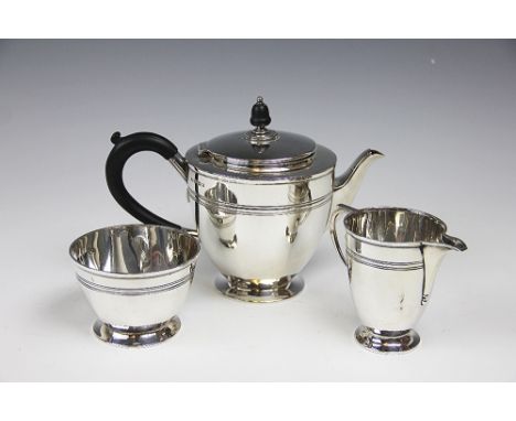 A George VI silver three piece tea service, Roberts and Belk, Sheffield 1940, with ebonised acorn finial and handle, 24ozt gr