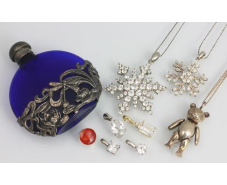 A collection of jewellery, to include a Medina Morganite and diamond gold pendant in 9k, a 'Tahitian culture pearl' and silve