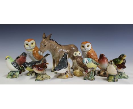 A collection of thirteen Beswick birds, to include two barn owls, 11cm, with a model of a donkey (14) 