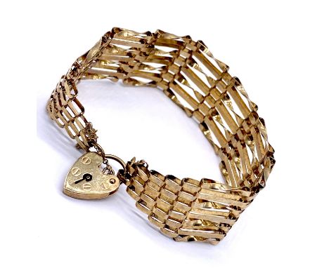 A 9ct gold gate bracelet with heart shape padlock clasp, 13.9g 