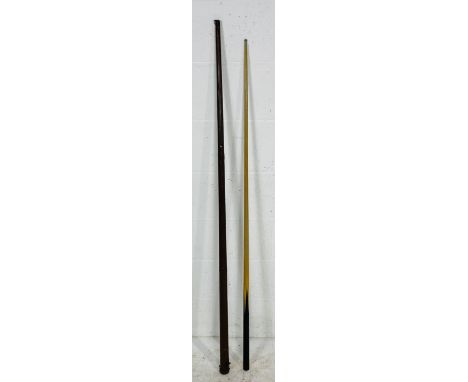 A vintage Thurstons (London) one-piece snooker/pool cue, storage in metal case