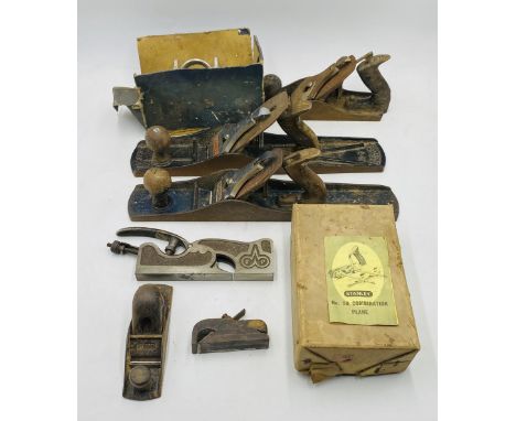 A collection of vintage woodworking planes included a boxed Stanley No 50 Combination plane, Record Plough Plane, Edward Pres