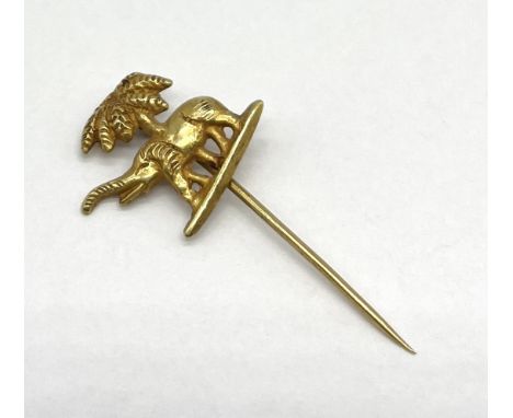 A vintage gold tie pin of an elephant underneath a palm tree, test as 18ct, 2.3g.