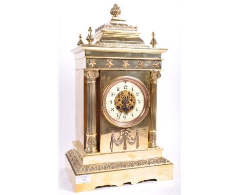 A fantastic 19th Century Victorian English antique brass cased&nbsp;bracket mantel / table clock of upright form. The clock h