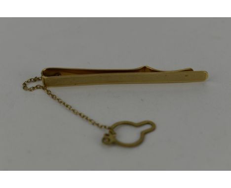 A 9ct gold tie clip by H &amp; H with engine turned decoration and a safety chain, 4.8g 