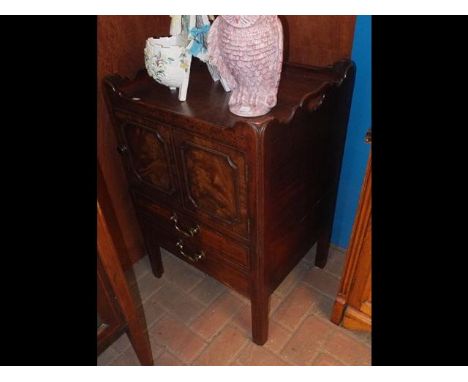 A Georgian mahogany commode 
